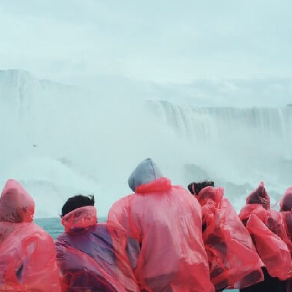a-group-of-tourists-in-pink-ponchos-marvel-at-niagara-falls_t20_Rl8Ogk (1)